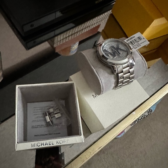 Michael Kors Runway watch - Picture 4 of 4